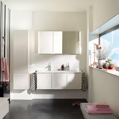 BurgBad Bel База с керамическим умывальником 123х49.5х50.2см с 2 отв под смеситель, 3 дверки, ручки выемки, цвет: белый глянцевый F0590  подвесной, с зеркальным шкафом с подсветкой